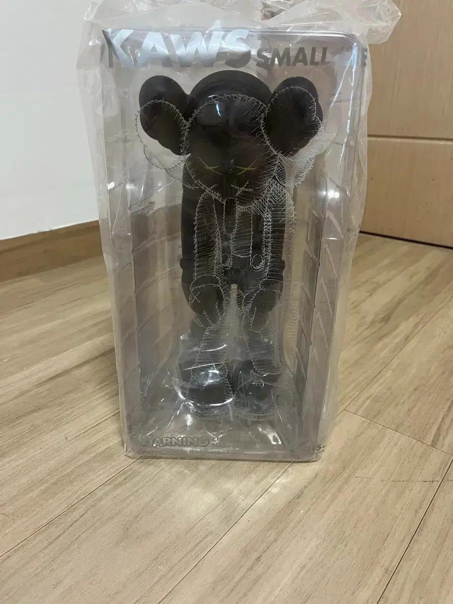 카우스 스몰라이 블랙 비닐 피규어