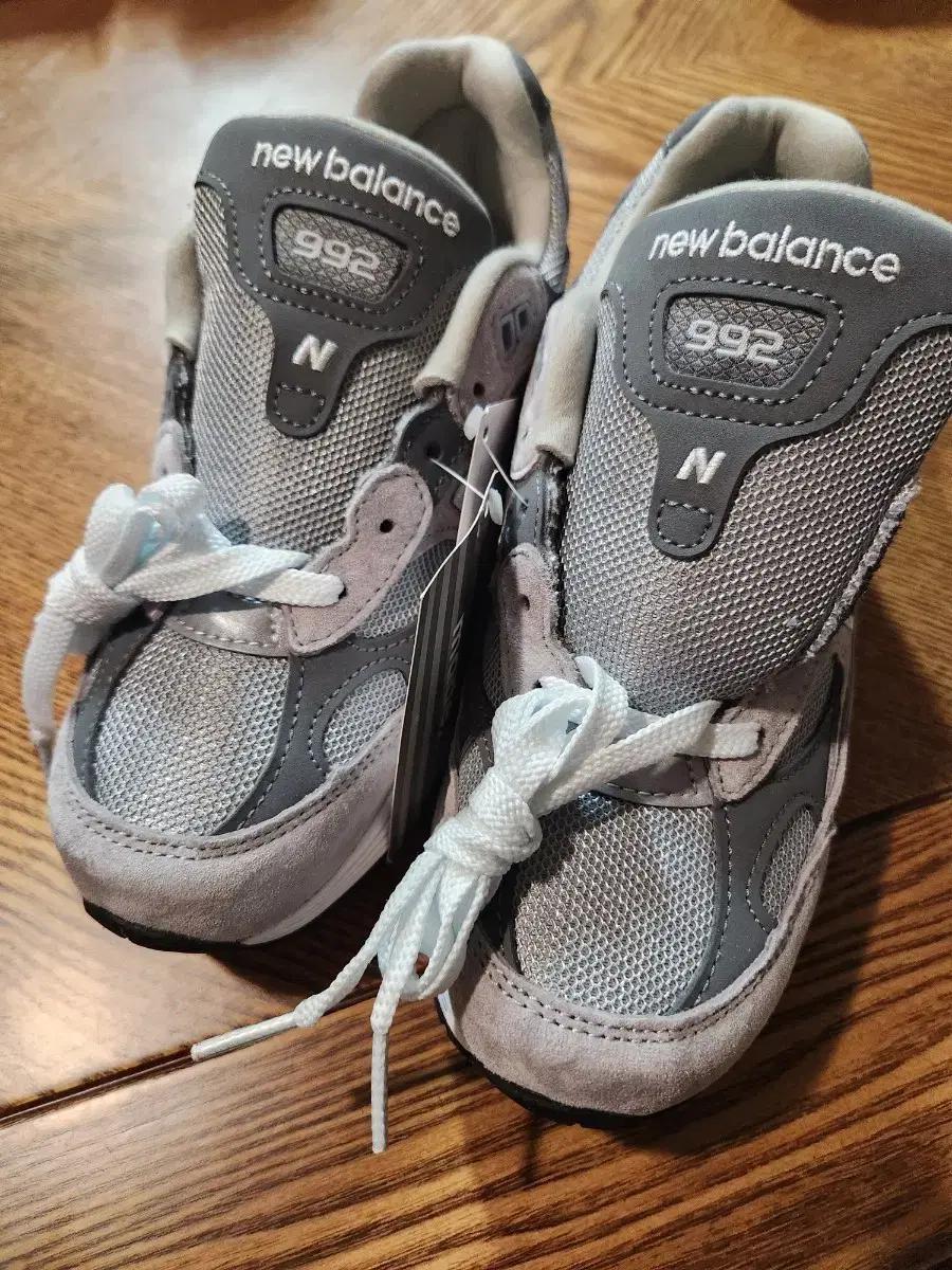 뉴발란스 992 그레이 225사이즈 팝니다