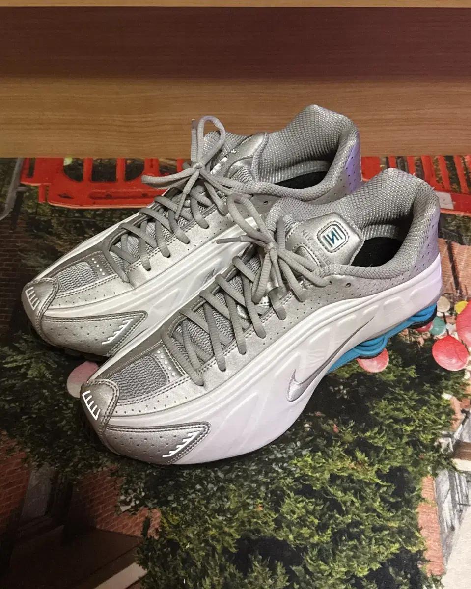 나이키 Nike Shox R4 Metallic Silver White
