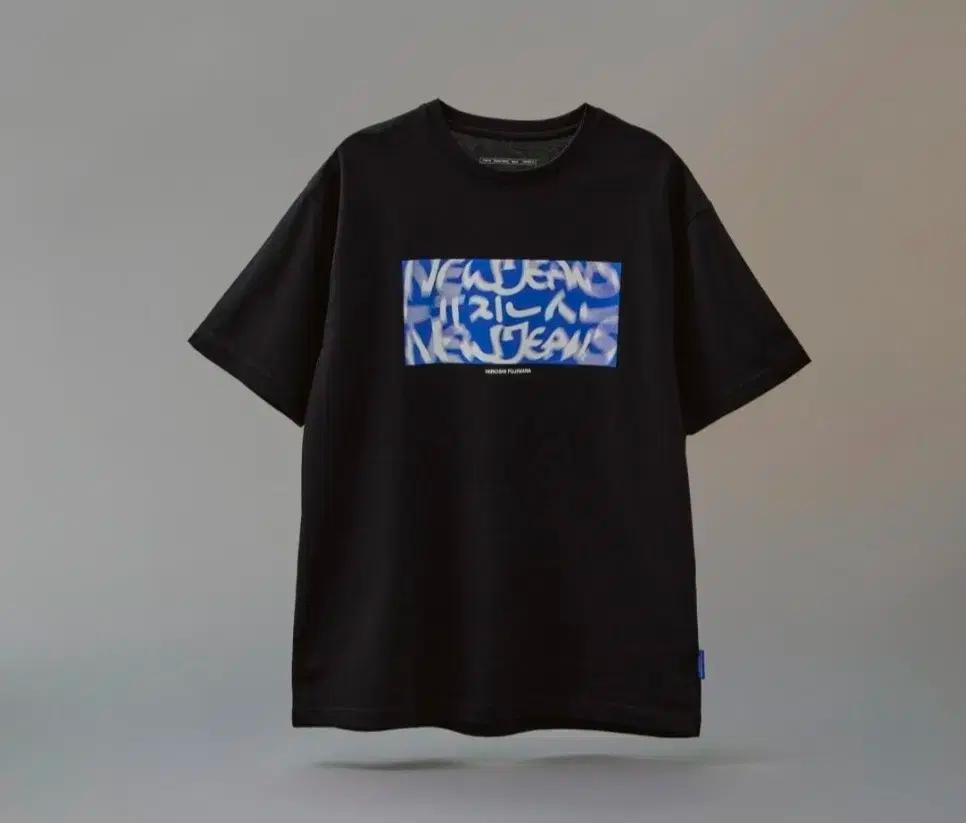 [L] 뉴진스 팝업 히로시 티셔츠 반팔티 블랙