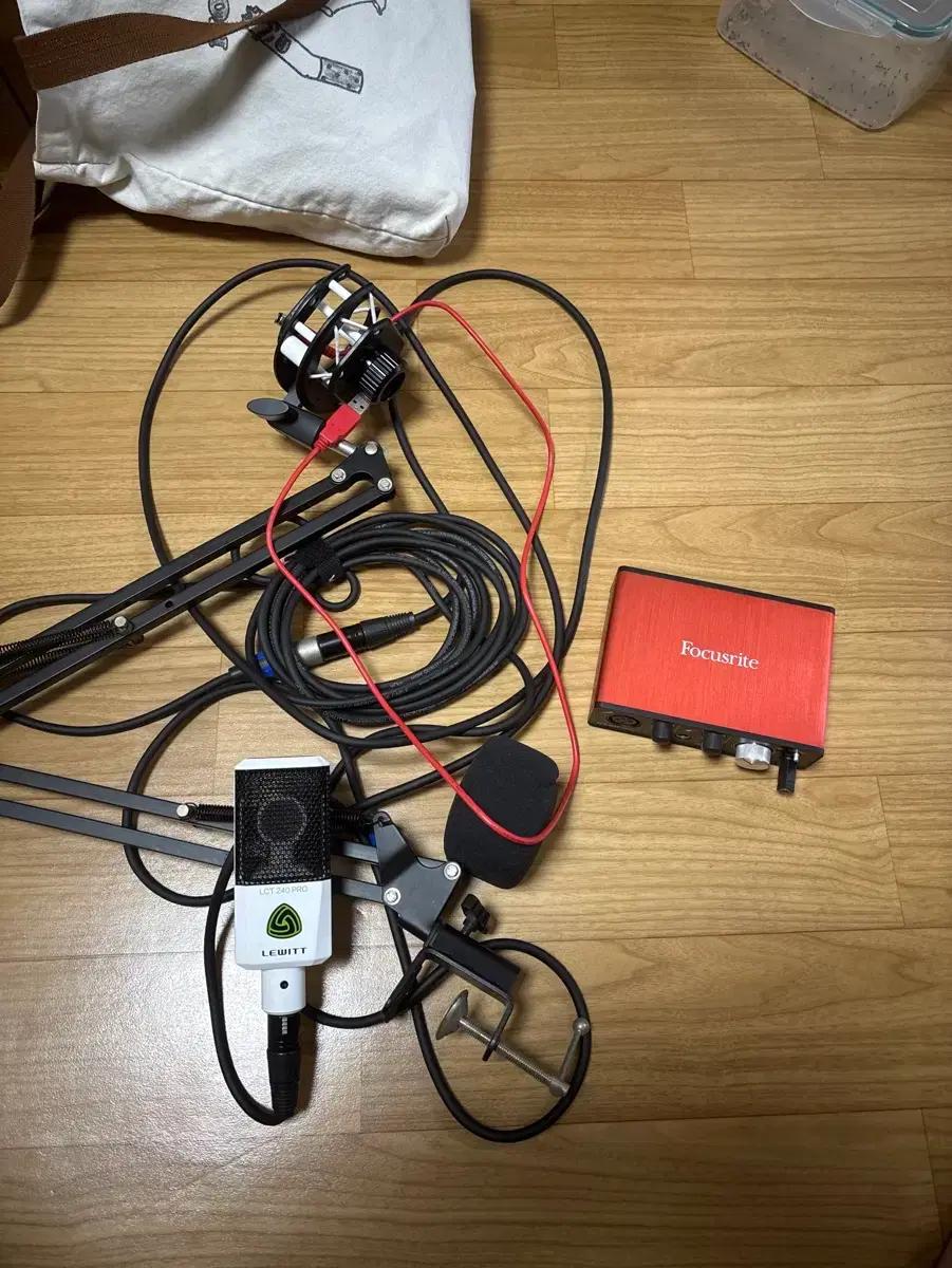 르윗 마이크랑 focusrite 풀세트 팝니다