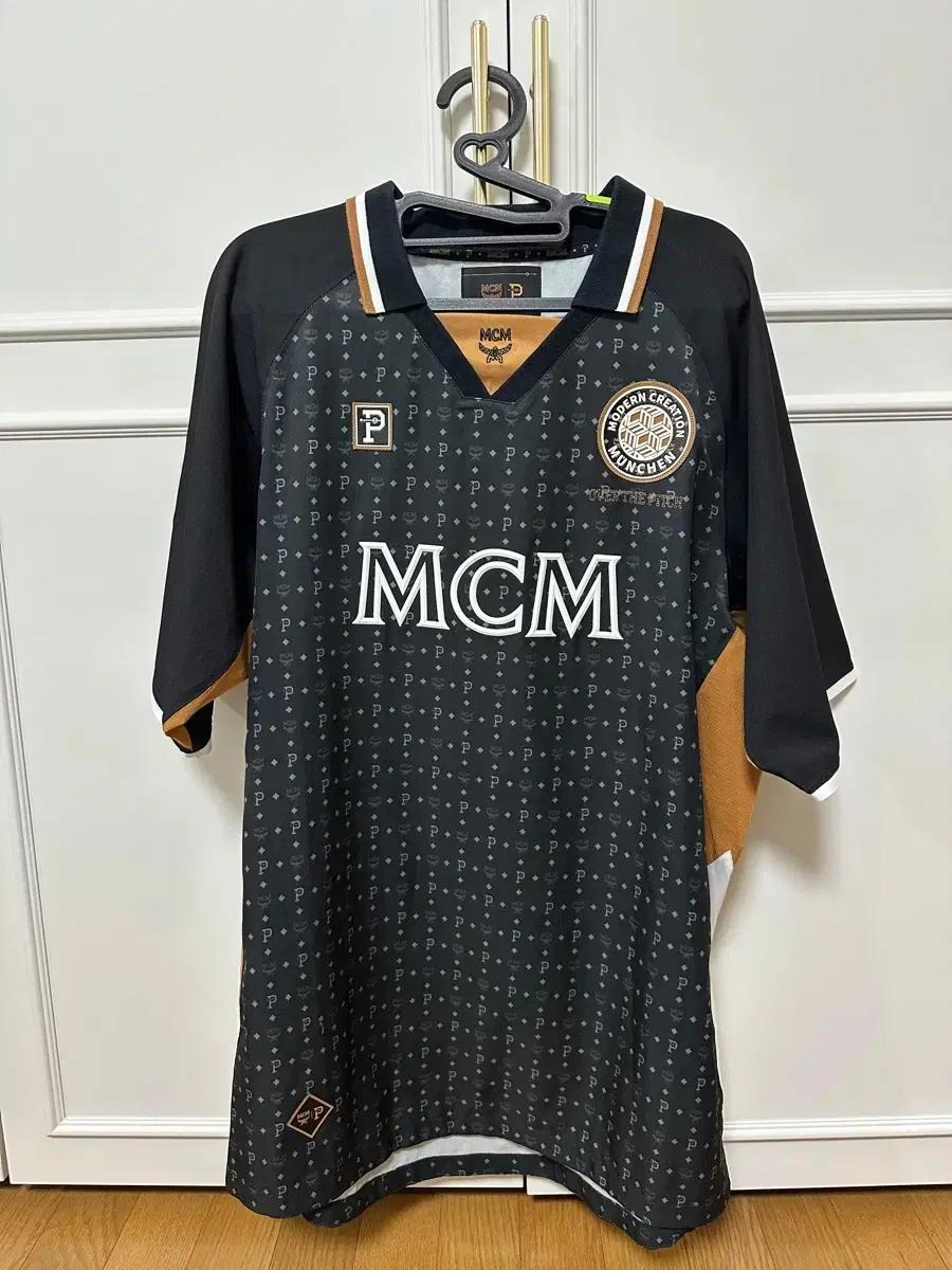 MCM 오버 더 피치 콜라보 한정판 블록코어 축구 유니폼 저지