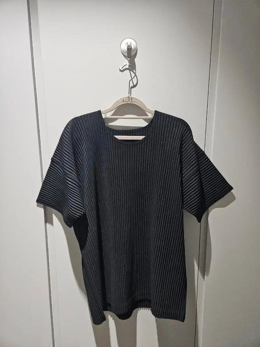 옴므 플리세 / Homme Plisse/ 라운드 낵 반팔 셔츠/ 블랙