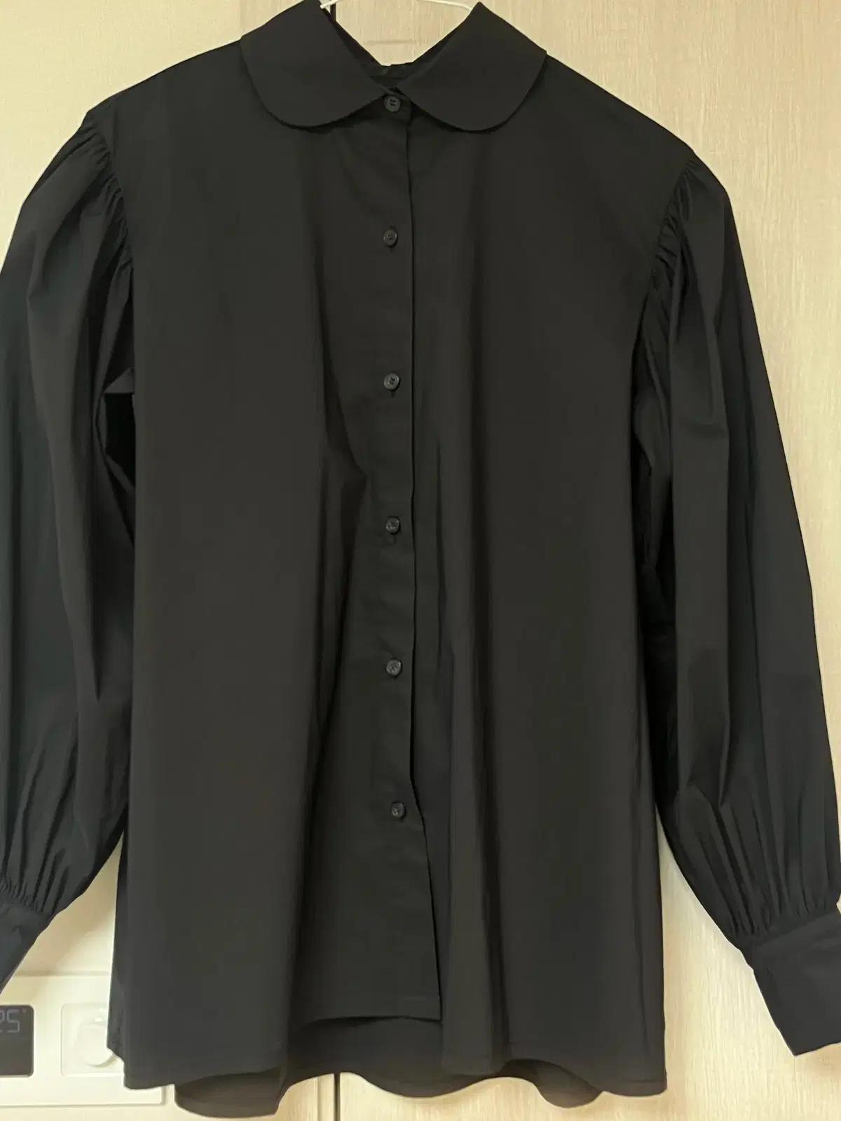 유노이아 차밍 블라우스ROUND COLLAR CHARMING BLOUSE