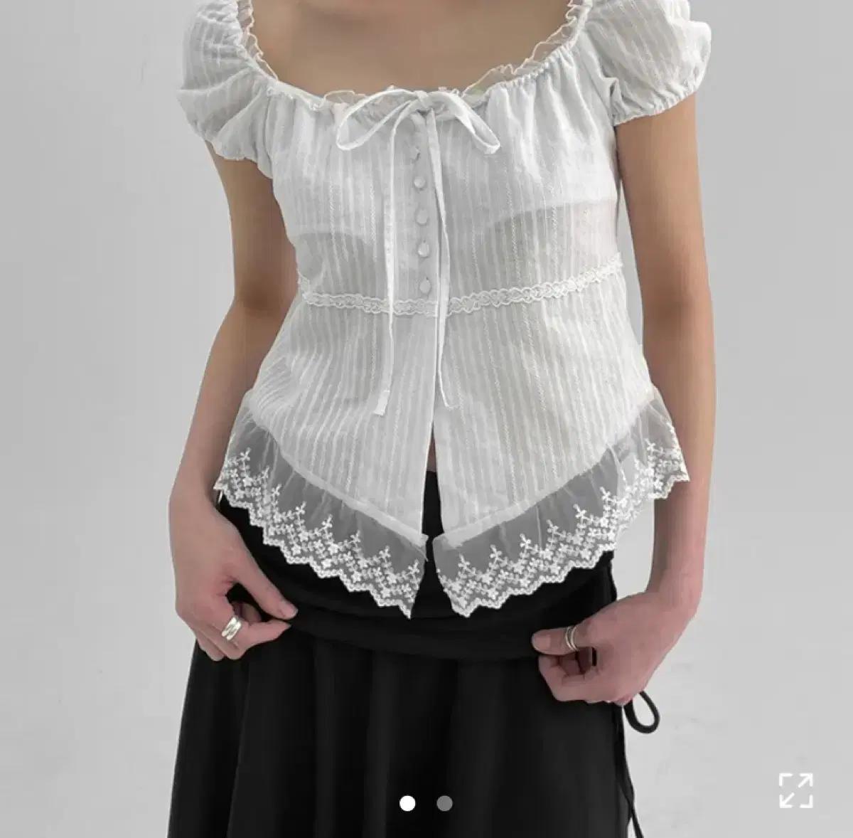 블랙업 팜크 프릴 레이스 반팔 블라우스 발레코어