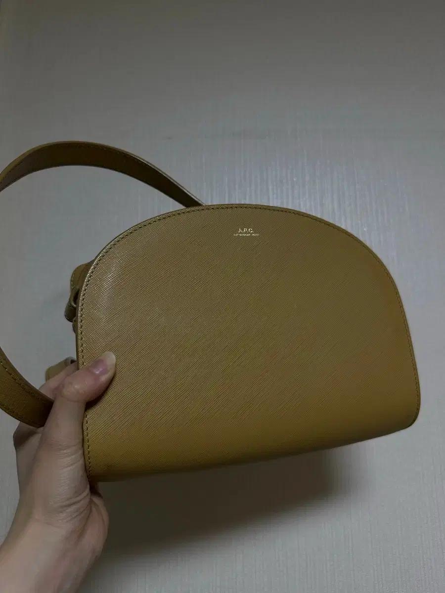 A.P.C 아페쎄 하프문백 캬라멜