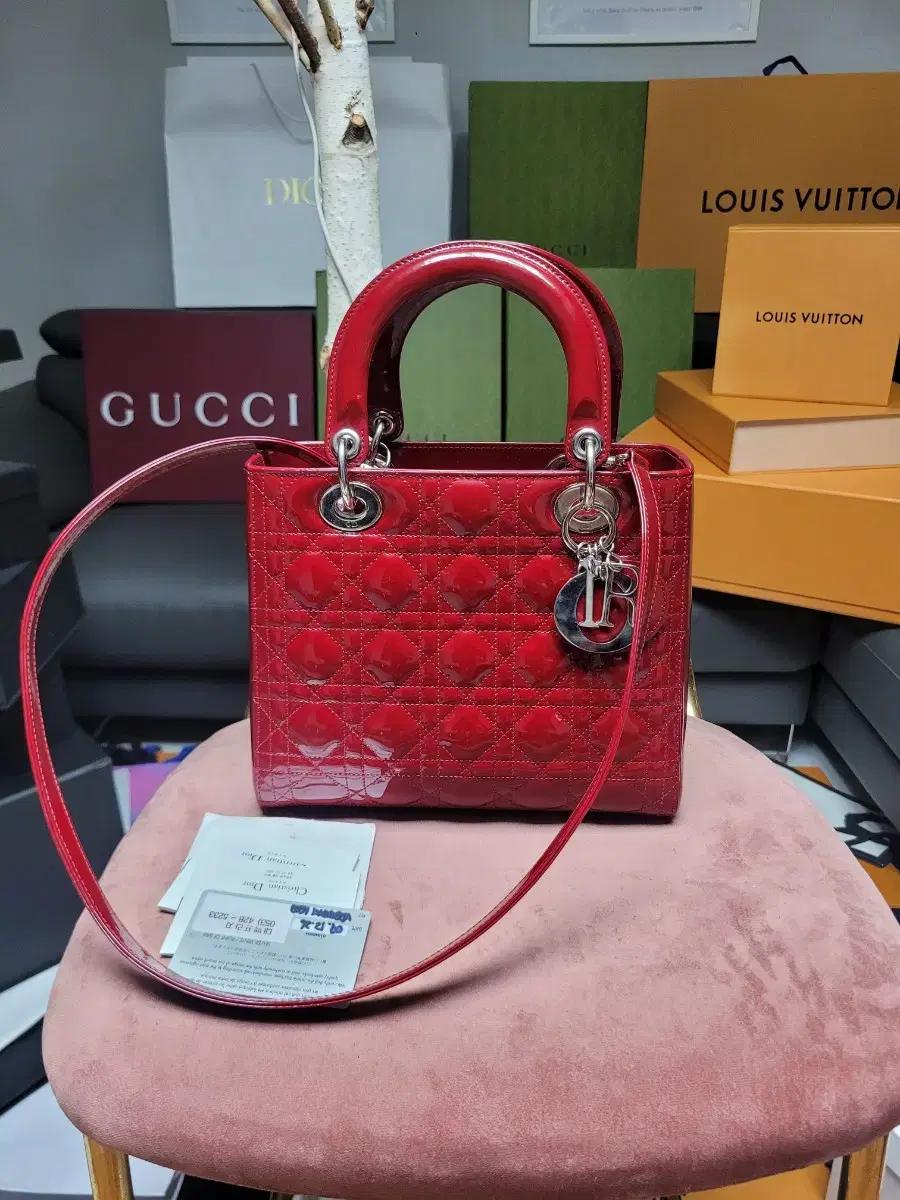 공홈 현재 840만 디올 레이디백 페이던트 체리레드 구형이지만 최상