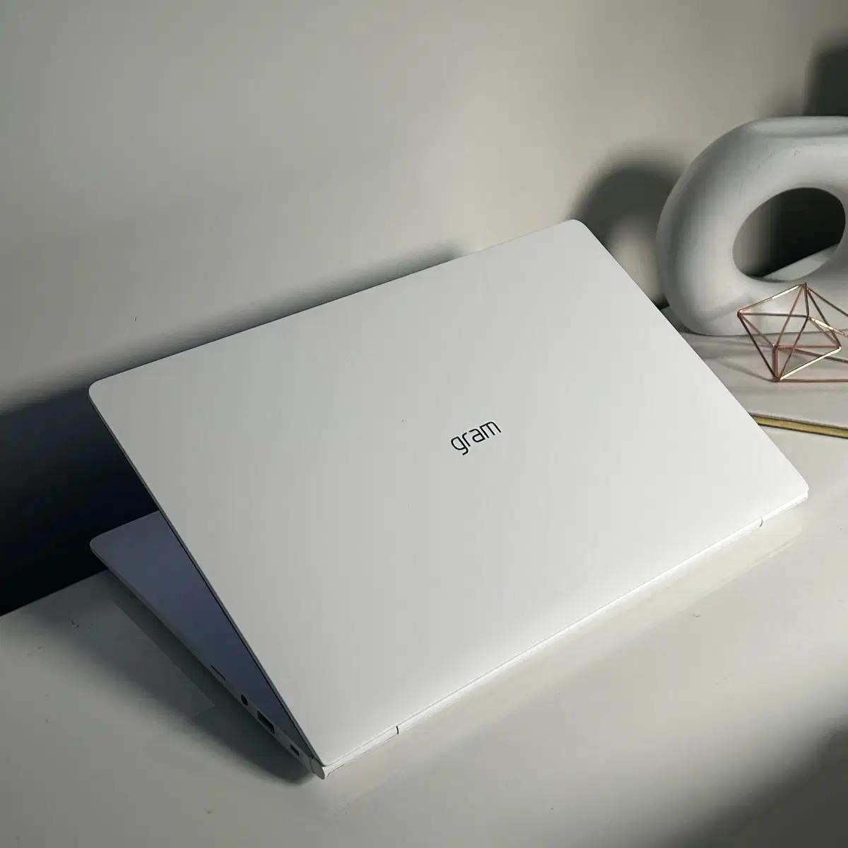 엘지그램 14Z980 노트북 / i5 / 8GB / SSD256 화이트