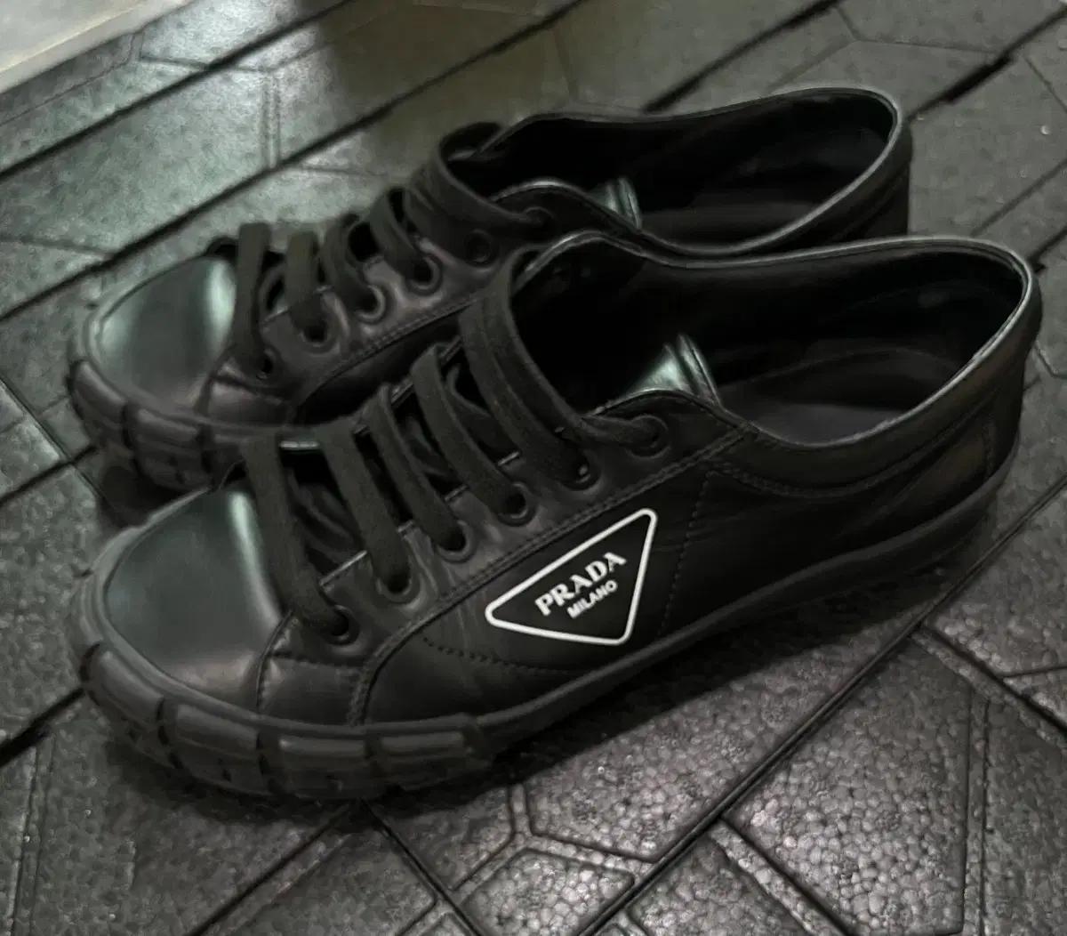 프라다 남성 레더로고 가죽 스니커즈