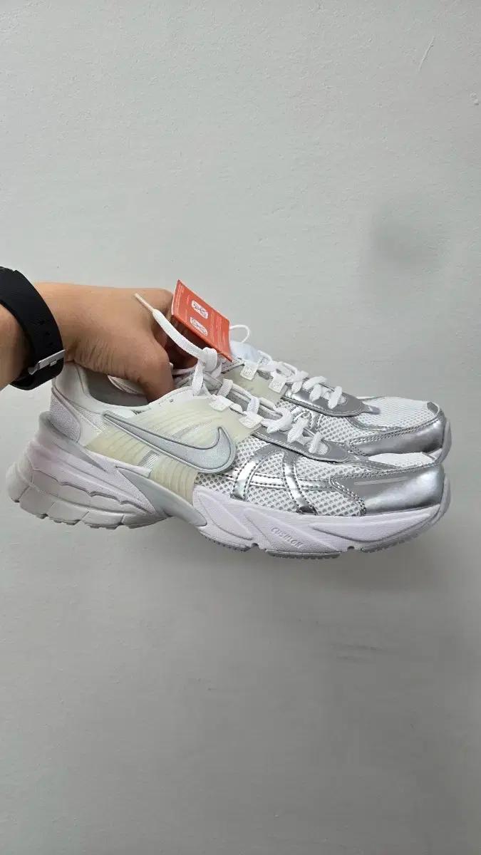(새상품) 나이키 V2K 런 메탈릭 실버 화이트 270 신발 운동화