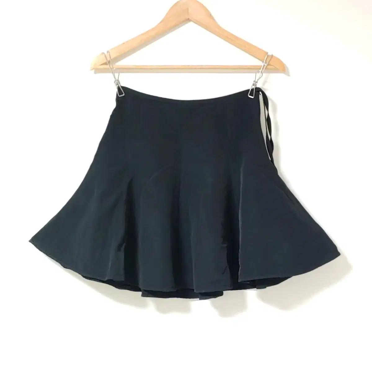 아네스베 리본끈 디테일 플레어 미니 스커트