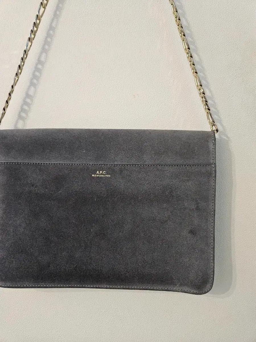 A.P.C 체인 스웨이드 차콜그레이 숄더 체인백