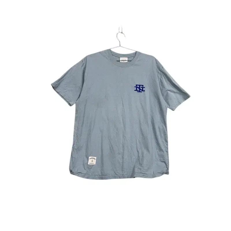 [디스이즈네버댓] 라이트 블루 자수 로고 반팔티 L
