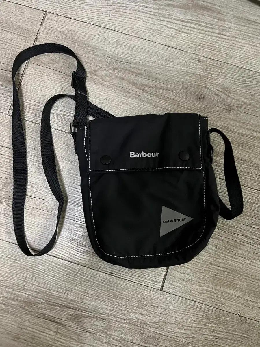 바버 앤드원더 숄더 파우치 크로스백