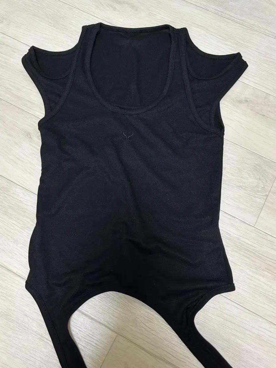 (새상품)세이스라 saysra 레이어드 슬리브리스 나시 블랙