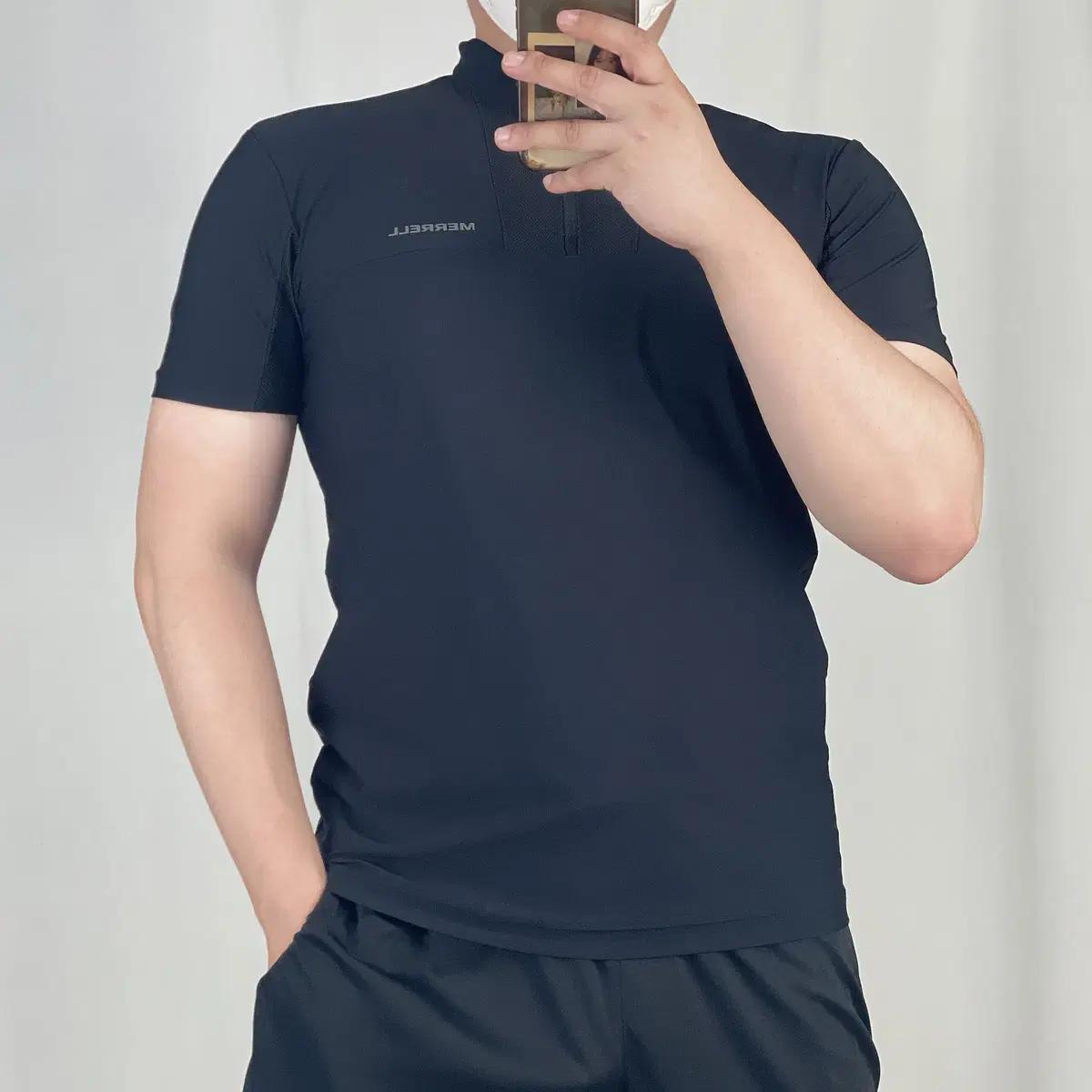 머렐 블랙 냉감 기능성 반집업 반팔티 L .250701