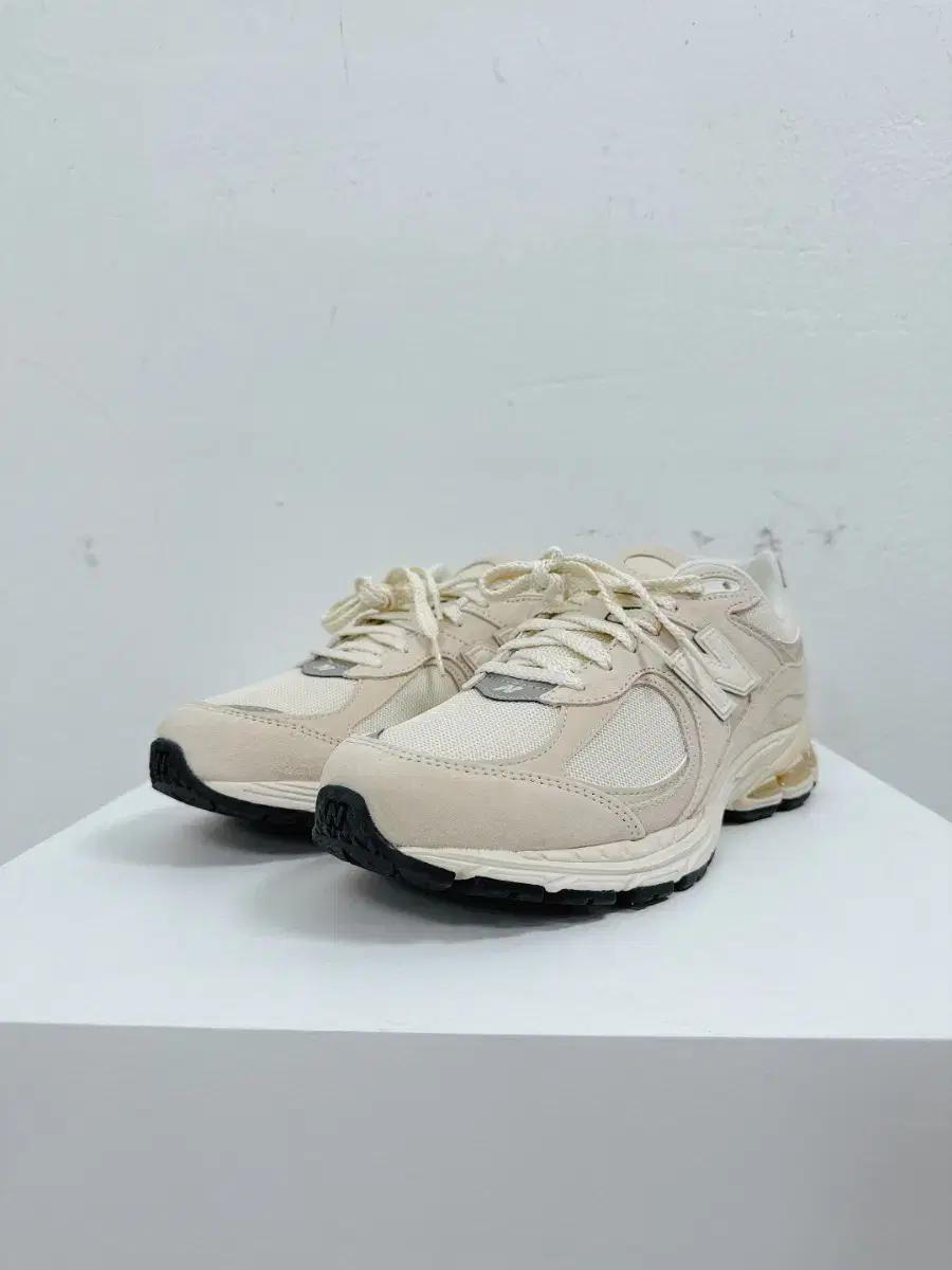 (정품/새상품) 뉴발란스 남성 베이지 2002R 스니커즈