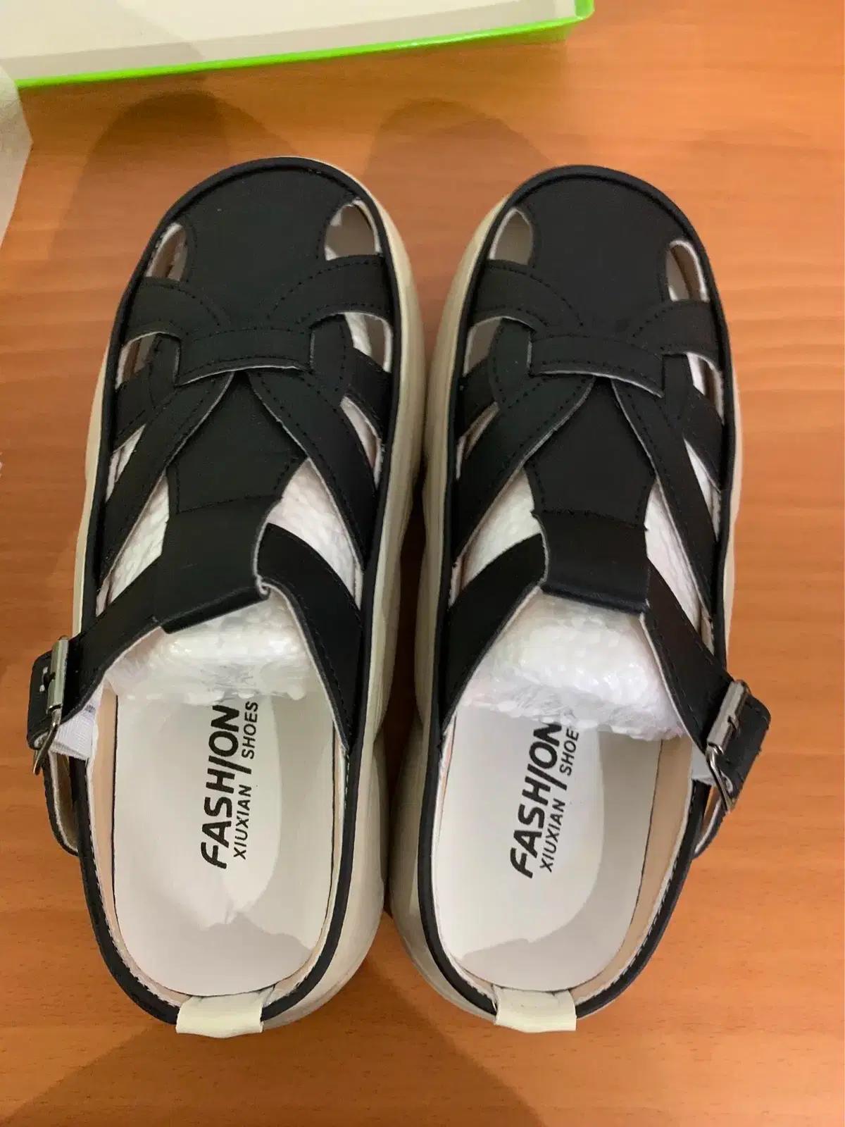 여성용 키높이 통굽 펀칭 샌들 여름 발편한 푹신푹신 샌들235