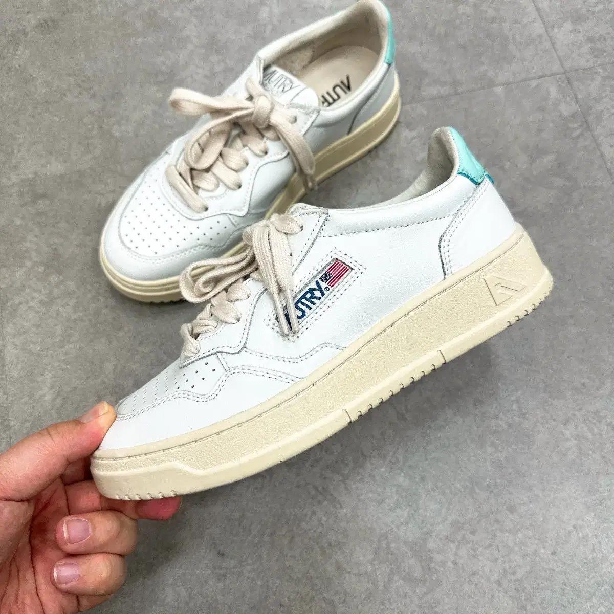 (정품/새상품) 오트리 여성 카프스킨 화이트 민트탭 스니커즈