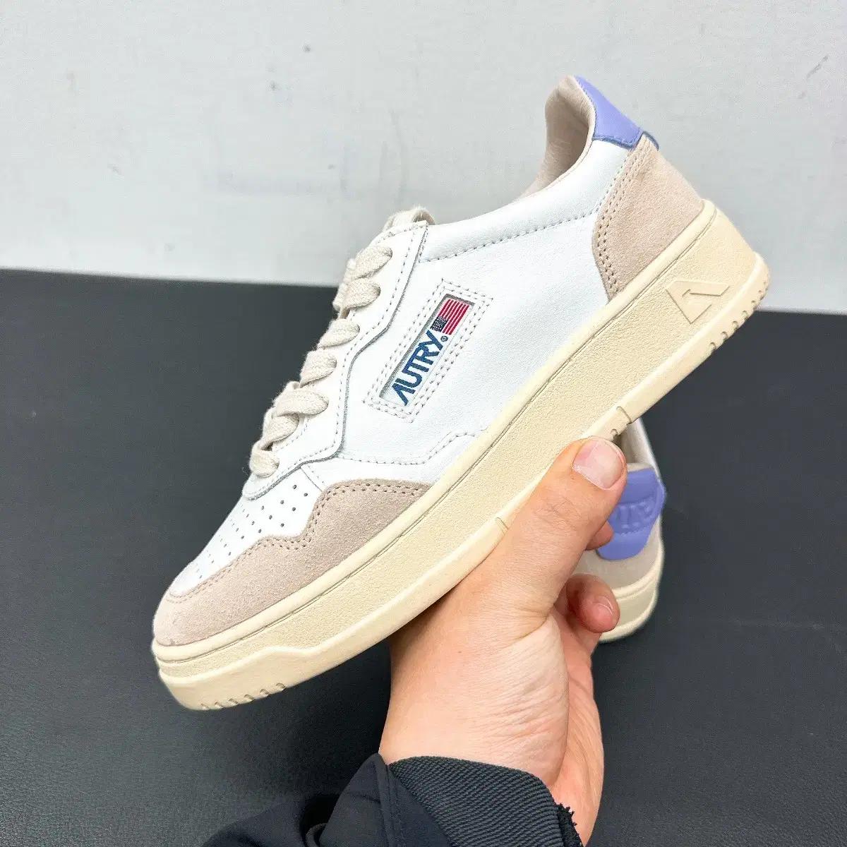 (정품/새상품) 오트리 여성 카프스킨 화이트 라벤더탭 스니커즈