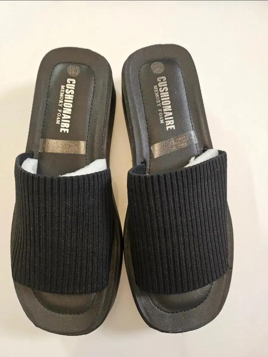 CUSHIONAIRE knit platform sandal(245mm)