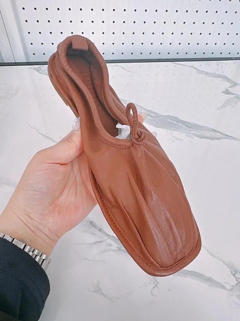 (정품/새상품) HEREU 헤레우 여성 체스넛 플리츠 토 플랫슈즈