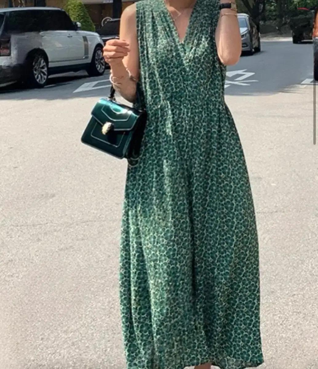 나시롱 면여름루즈핏 나염브이넥 셔링데일리그린 원피스