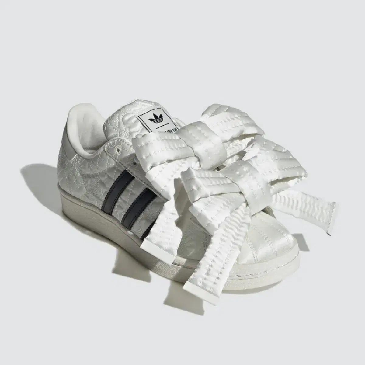 아디다스x캐롤라인 슈퍼스타 240