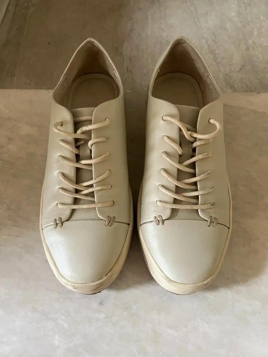 쿠에른 가죽 스니커즈