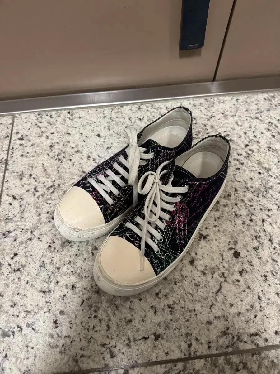 벨루티 스니커즈