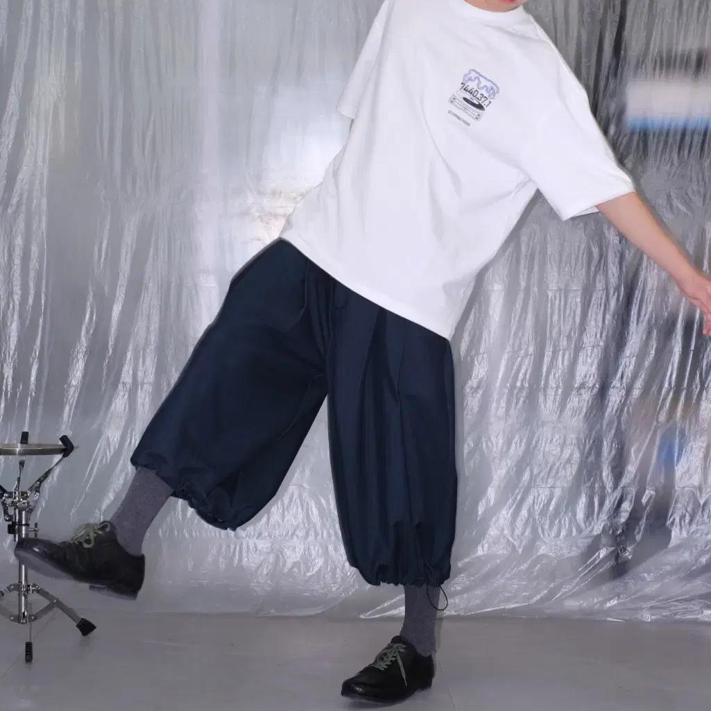 7440 37 1 인조 데님 텍스처 드레이프 드로스트링 크롭 조거 팬츠