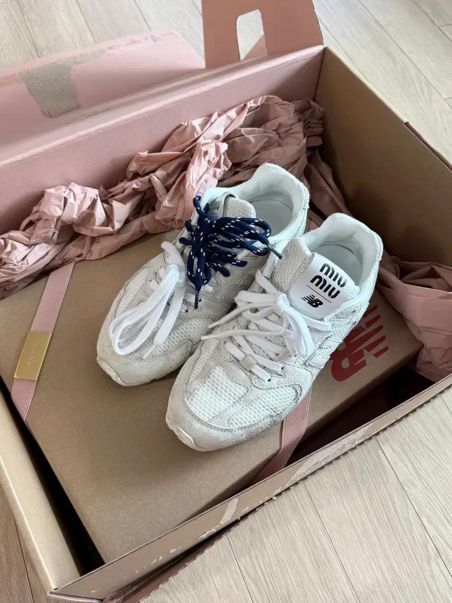 미우미우 뉴발란스 스웨이드 및 메쉬 스니커즈 35사이즈