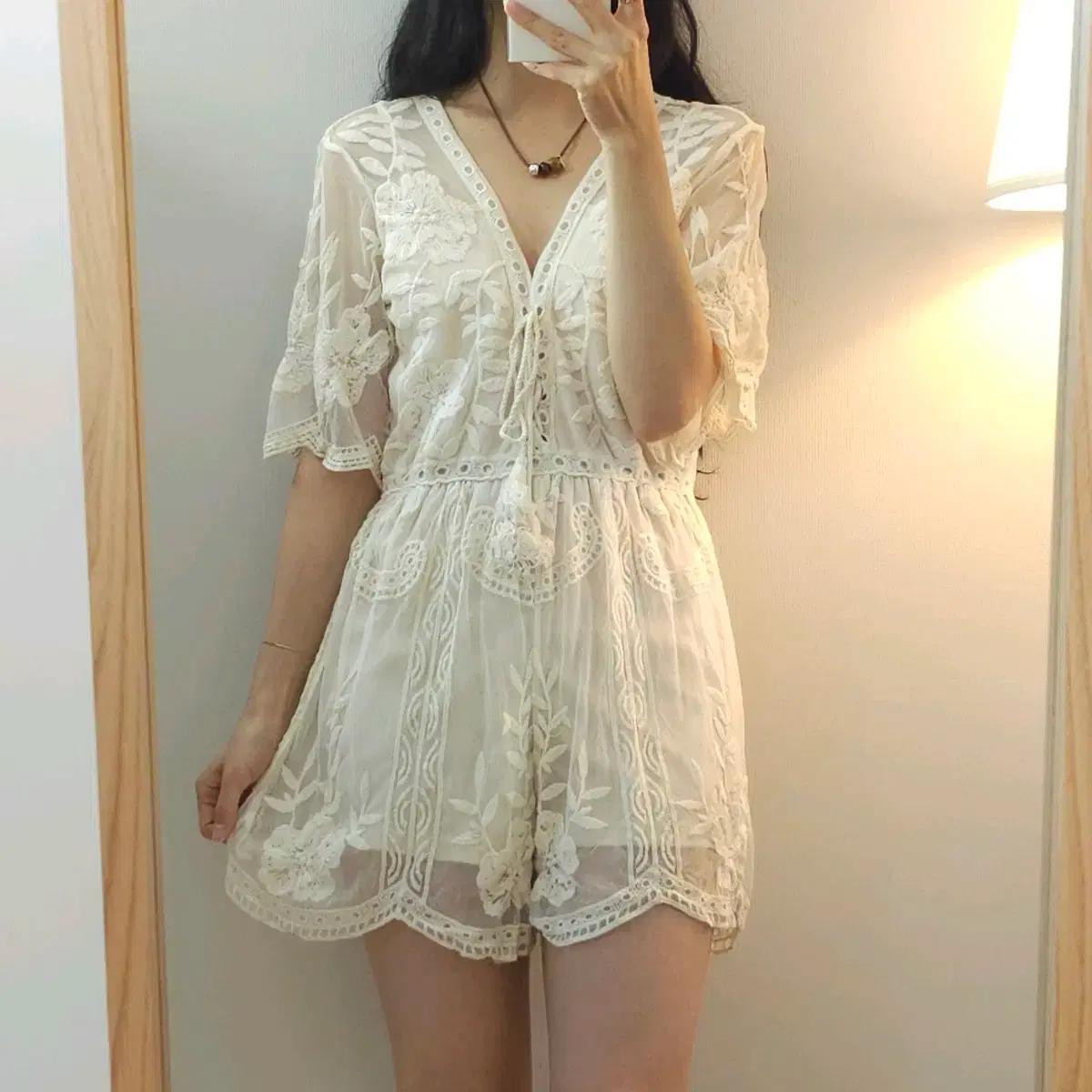 (S-M)발리비키 자수 레이스 반팔 비치 점프수트 휴양지룩 F5M377