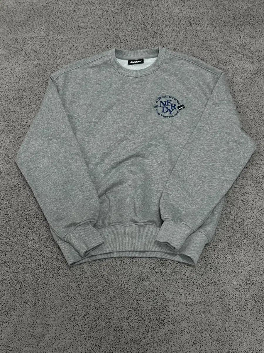 널디 자수로고 맨투맨 그레이