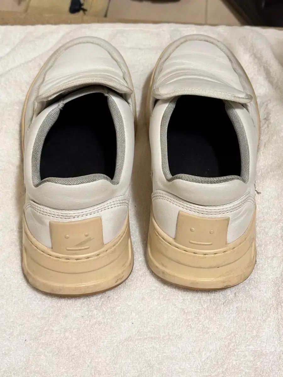 아크네 이모지 스니커즈 255