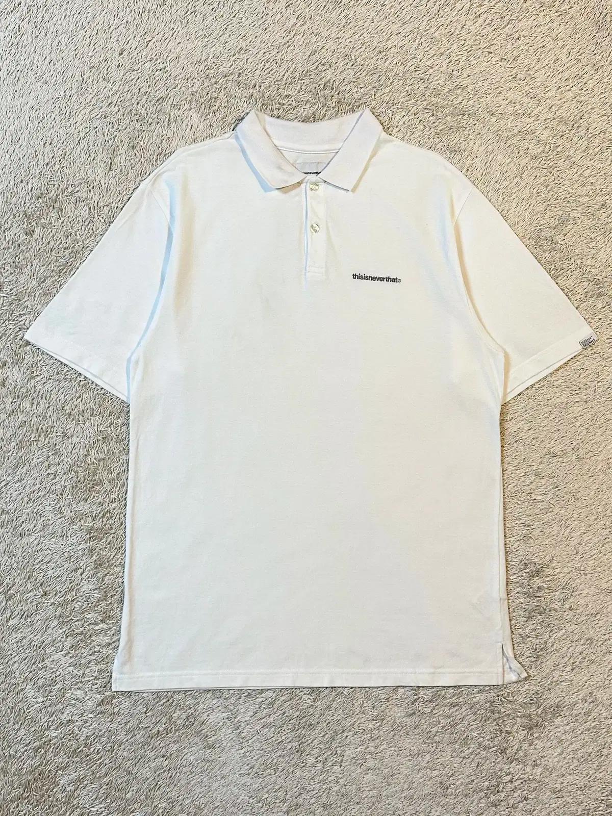 [L] 디스이즈네버댓 자수로고 반팔 카라티 화이트