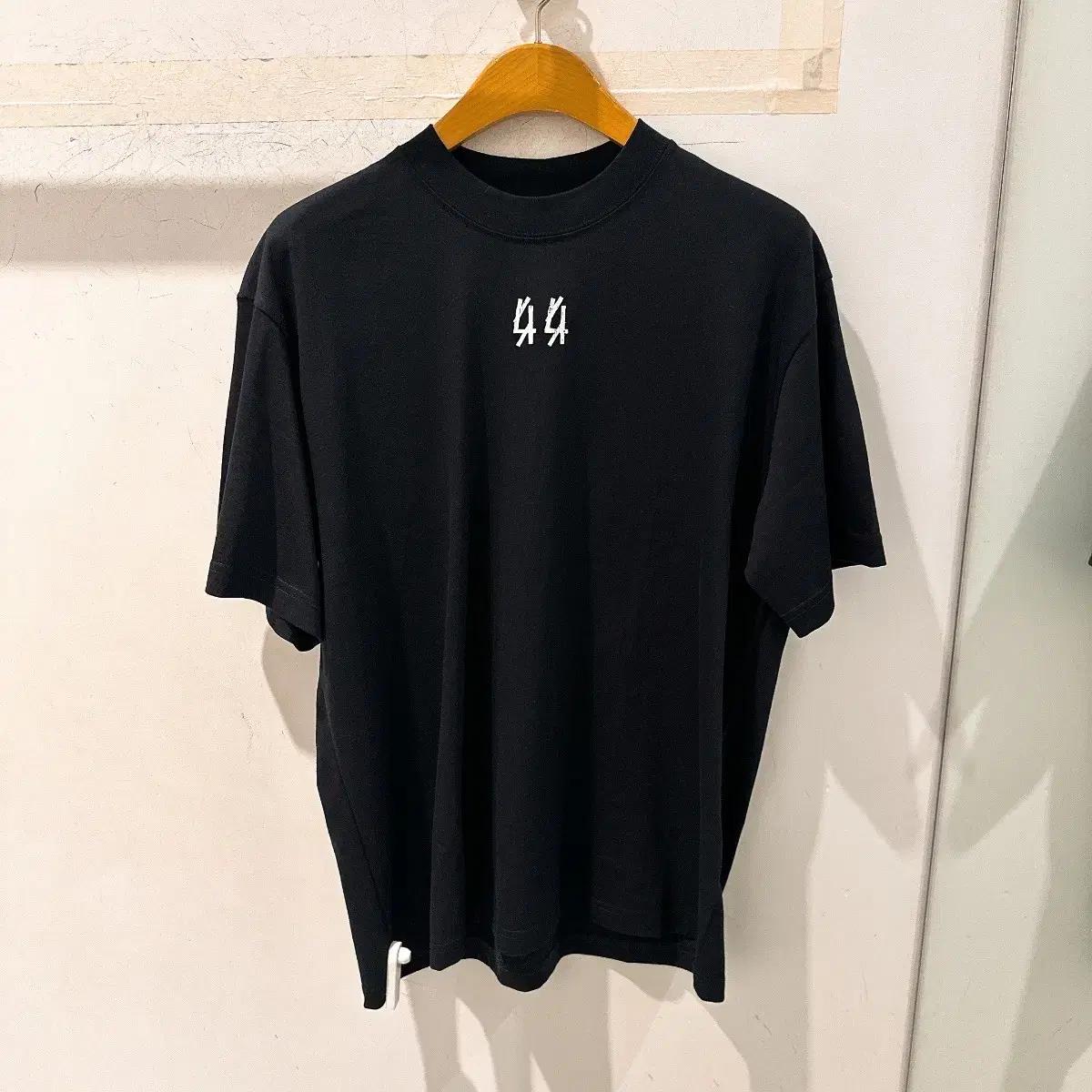 (정품/새상품) 44 LABEL GROUP 남성 블랙 로고 티셔츠