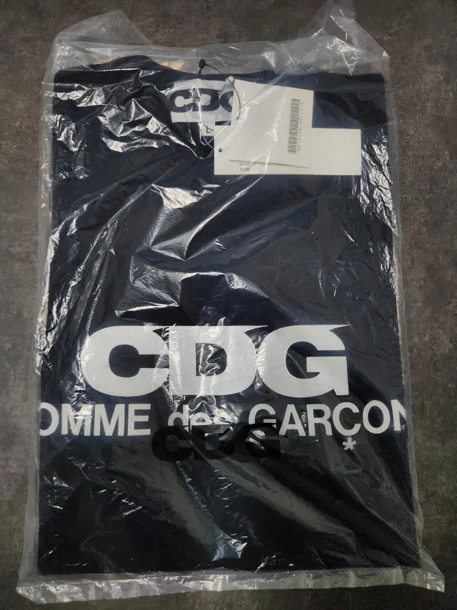 꼼데가르송 cdg 라인 반팔 블랙 L 사이즈 새상품