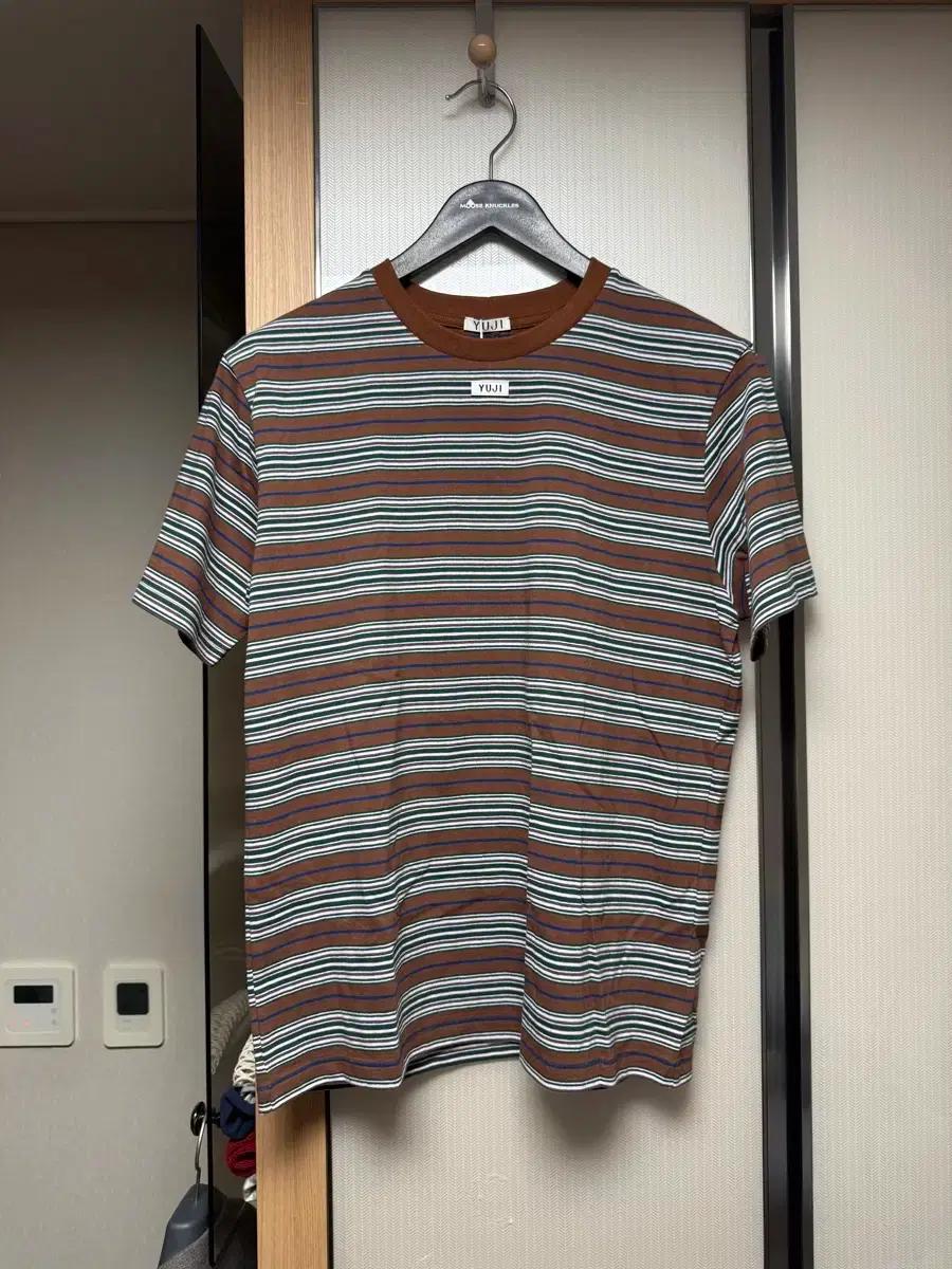 [새상품] yuji 유지 고무 라벨 스트라이프 티셔츠 L