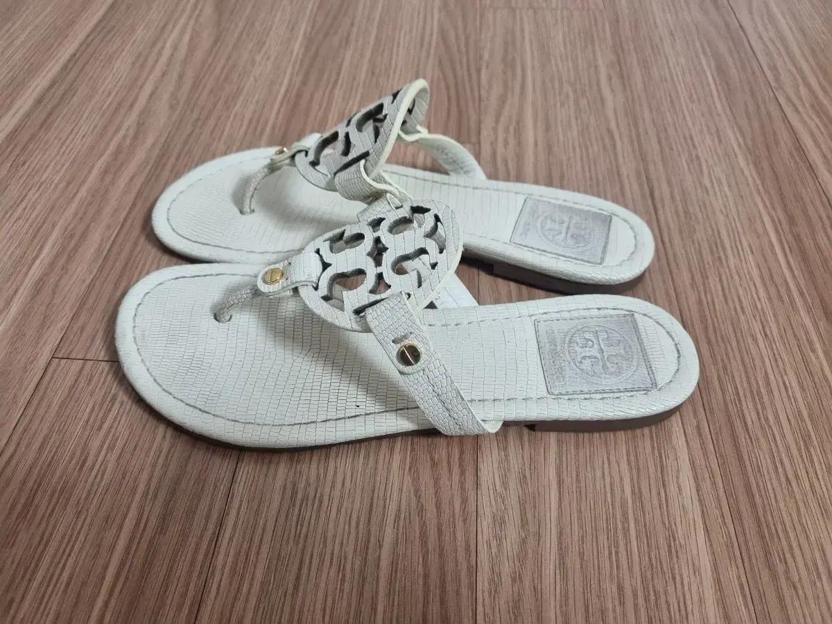 토리버치 아이보리색 샌들 230 tory burch