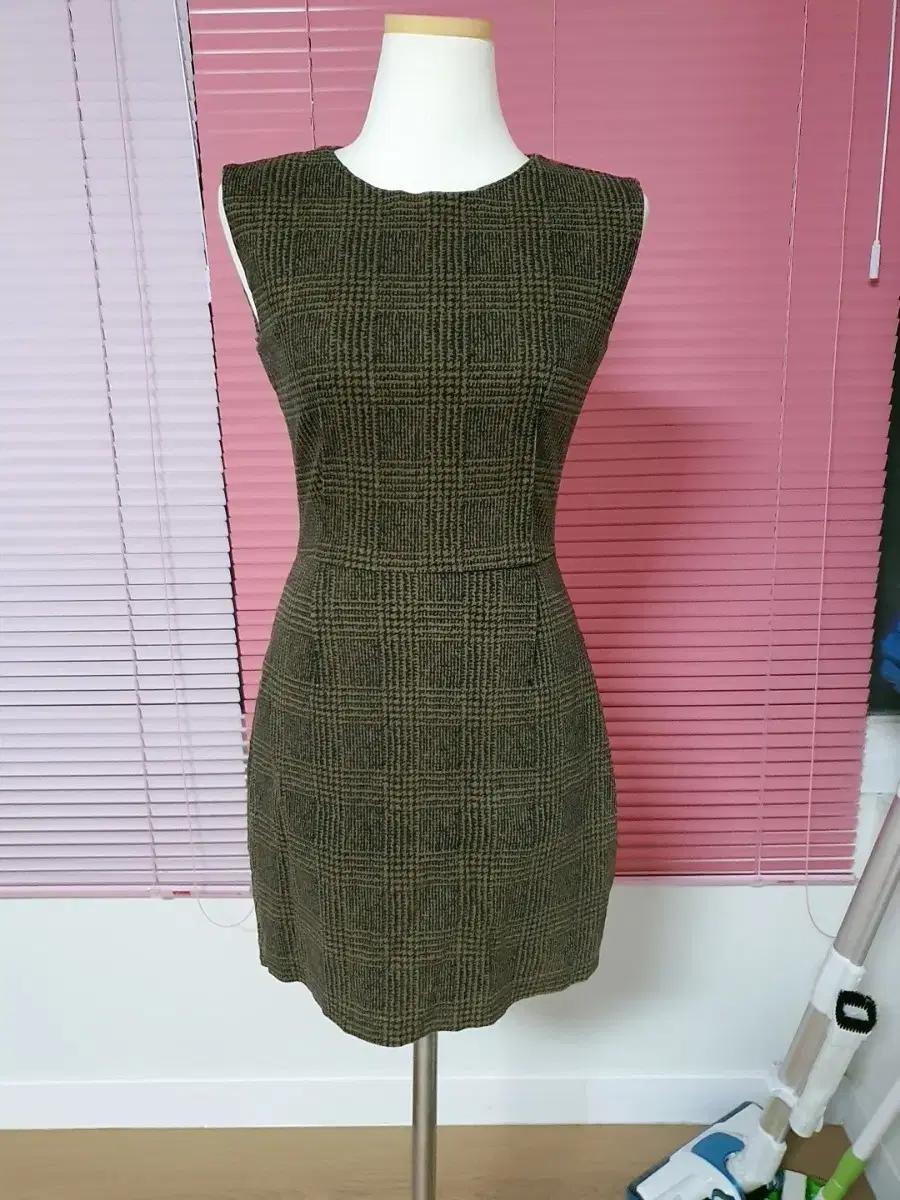 체크 민소매 미니 원피스