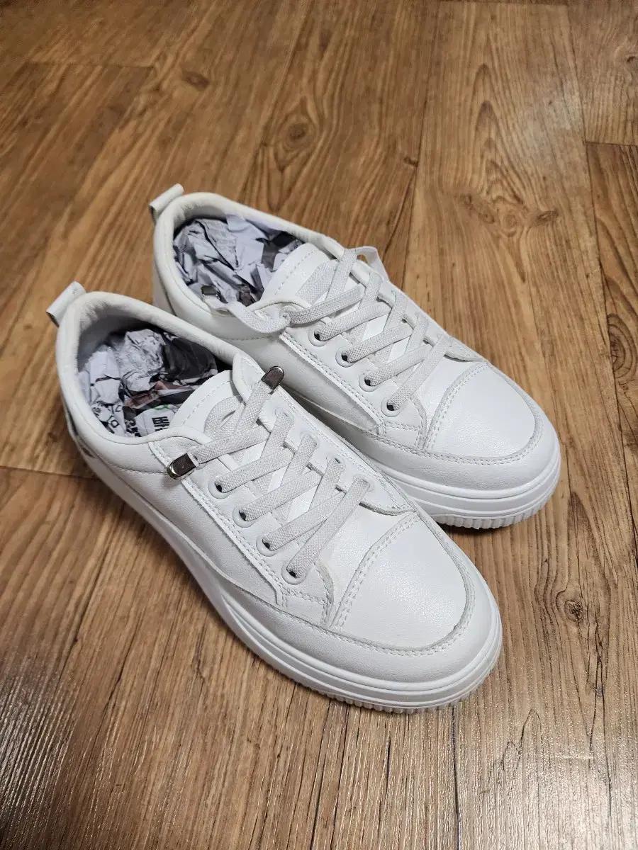 여성 230mm 화이트 운동화 / 스니커즈