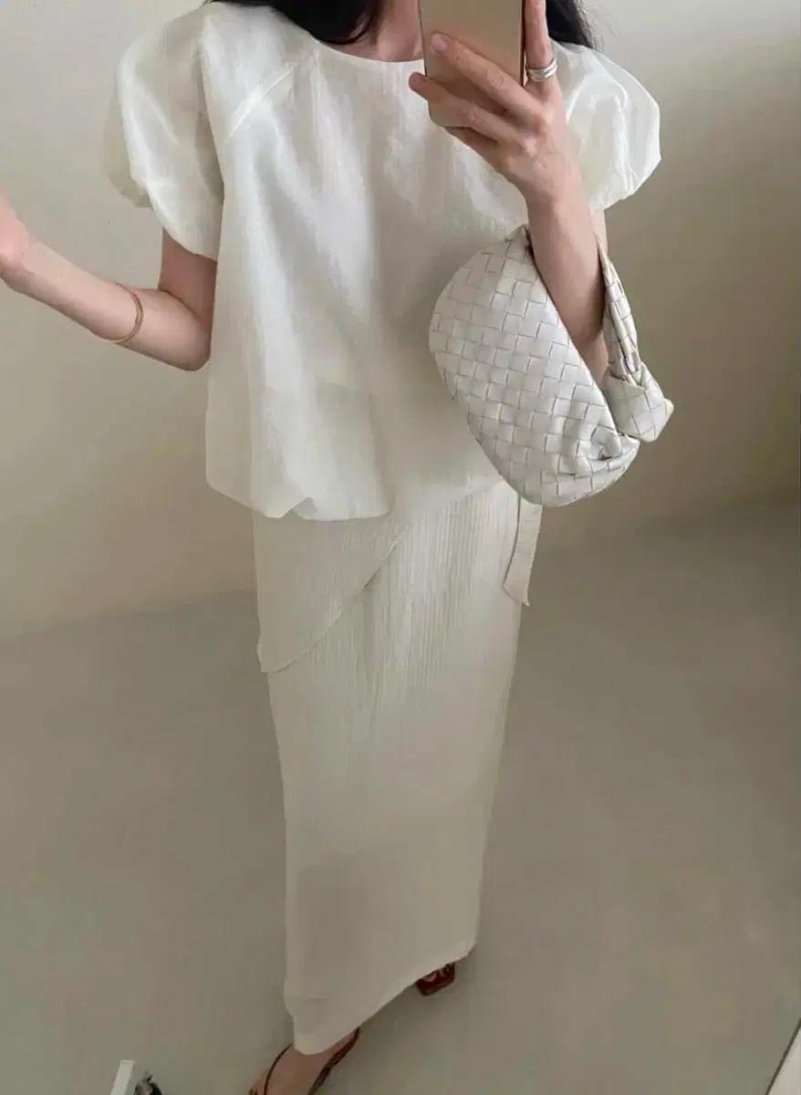 볼륨 블라우스+랩 스커트 코디세트