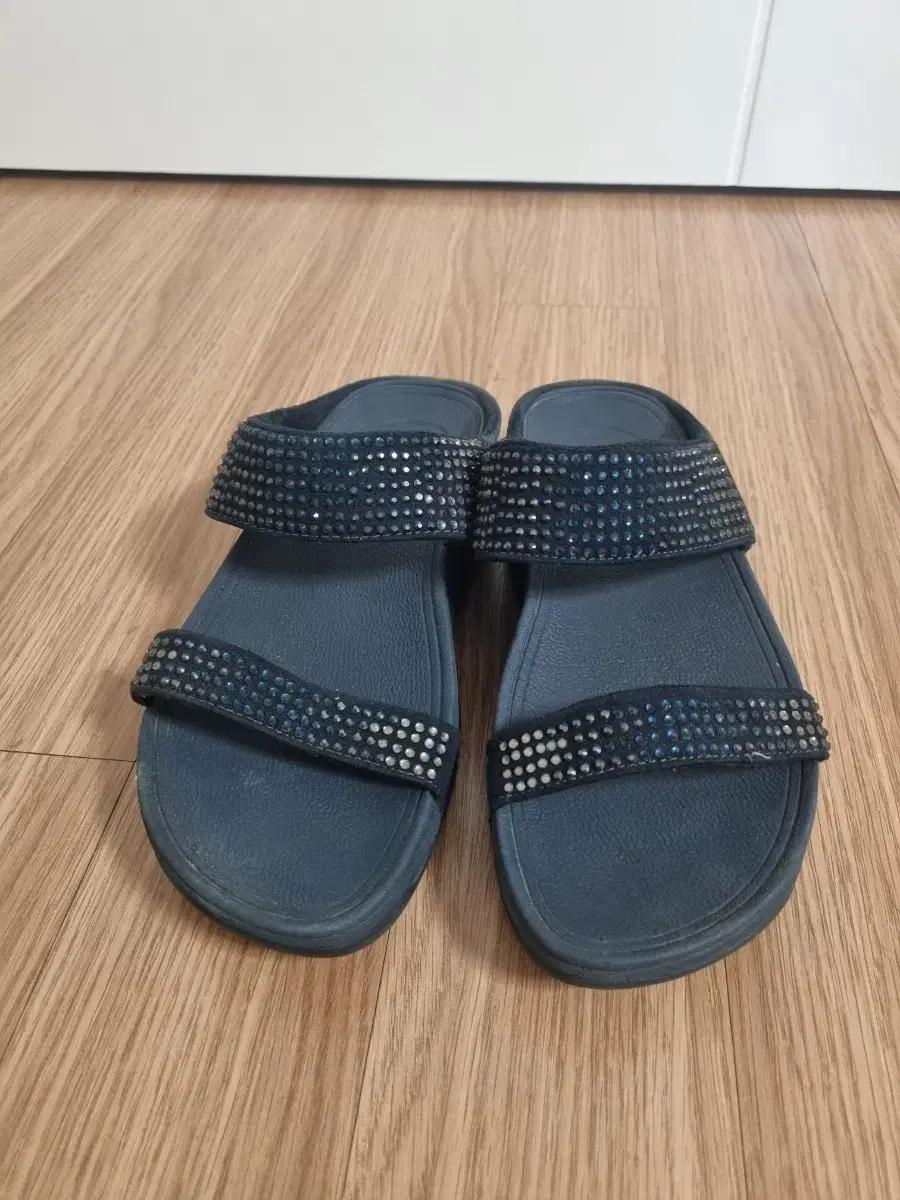 거의 새것 핏플랍 샌들 스톤 장식 블랙 230 fitflop