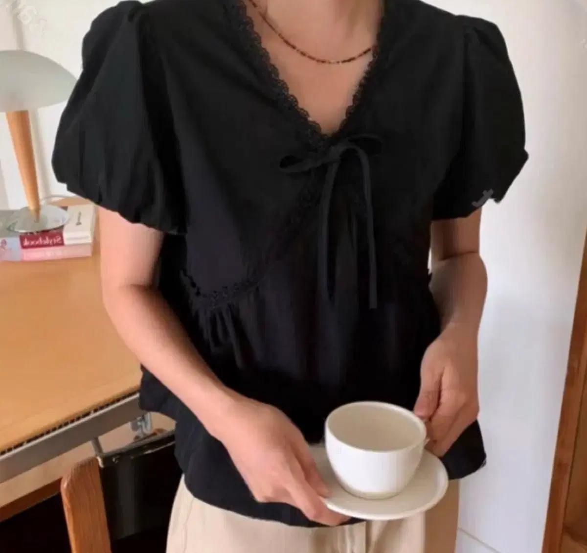 블랙반팔 면퍼프 브이넥레이스셔링 여름리본하객룩데일리 블라우스