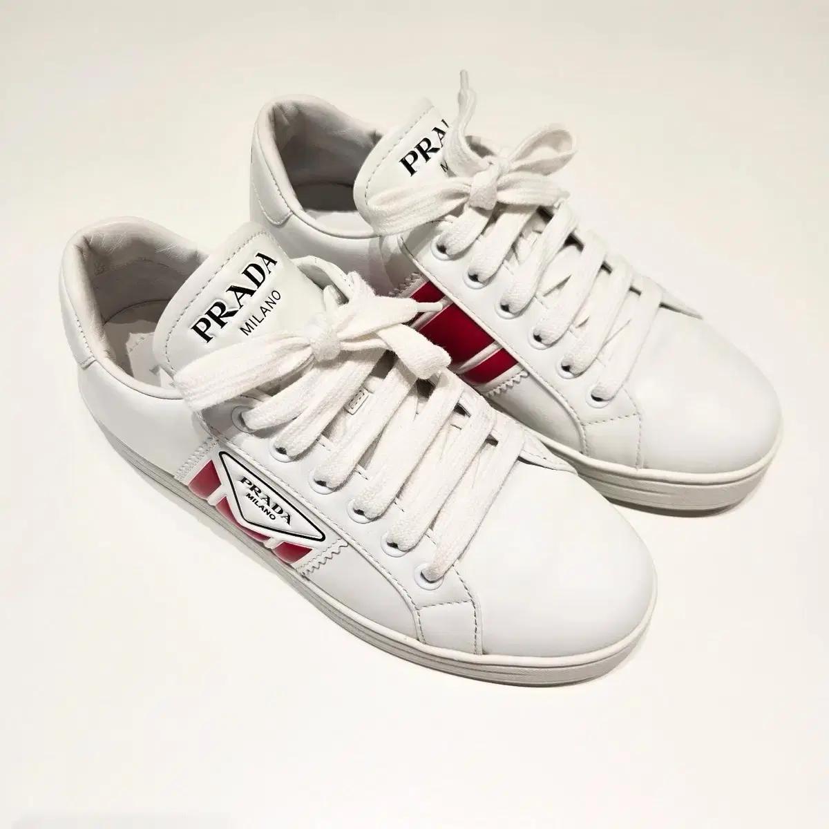 프라다 1E125M 화이트&레드 컬러 비텔로 애비뉴 여성용 스니커즈