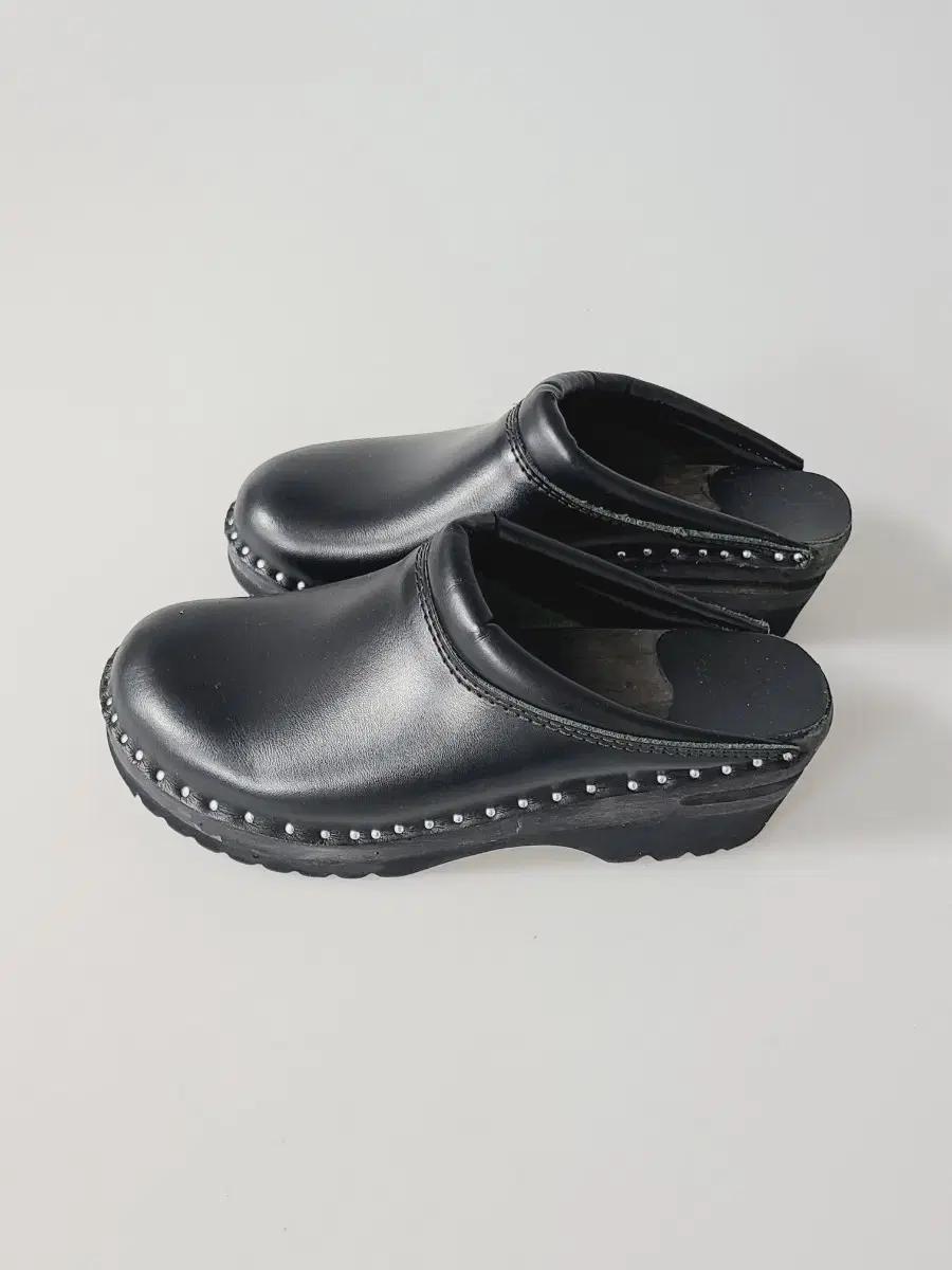 Troentorp 트룬토르프 블랙 가죽 클로그 샌들