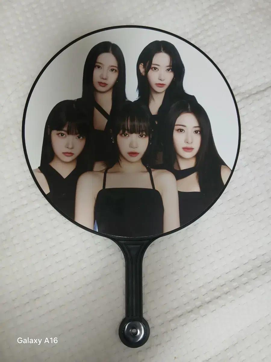 르세라핌단체이미지피켓 르세라핌부채 부채 김채원홍은채허윤진카즈하사쿠라