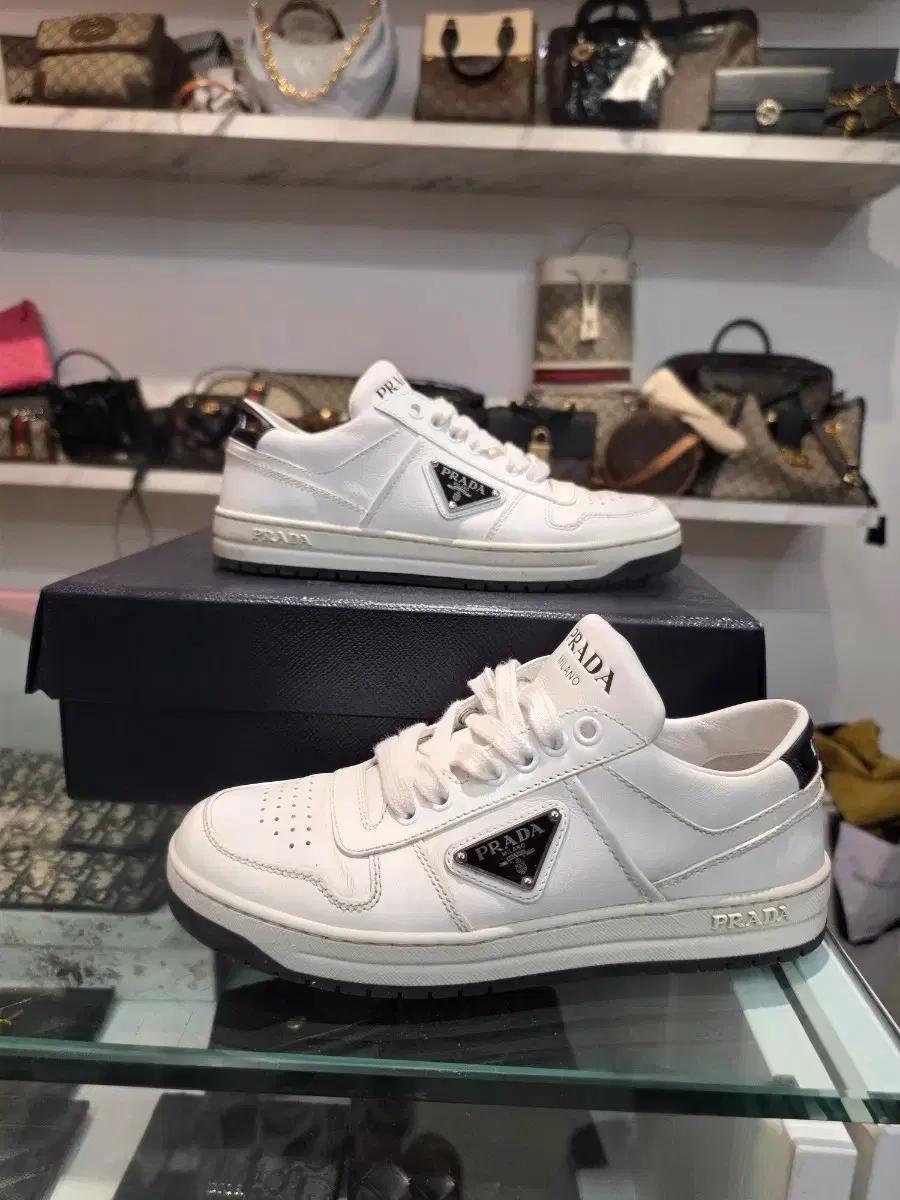 (35.5) 프라다 다운타운 삼각로고 스니커즈 화이트 여성