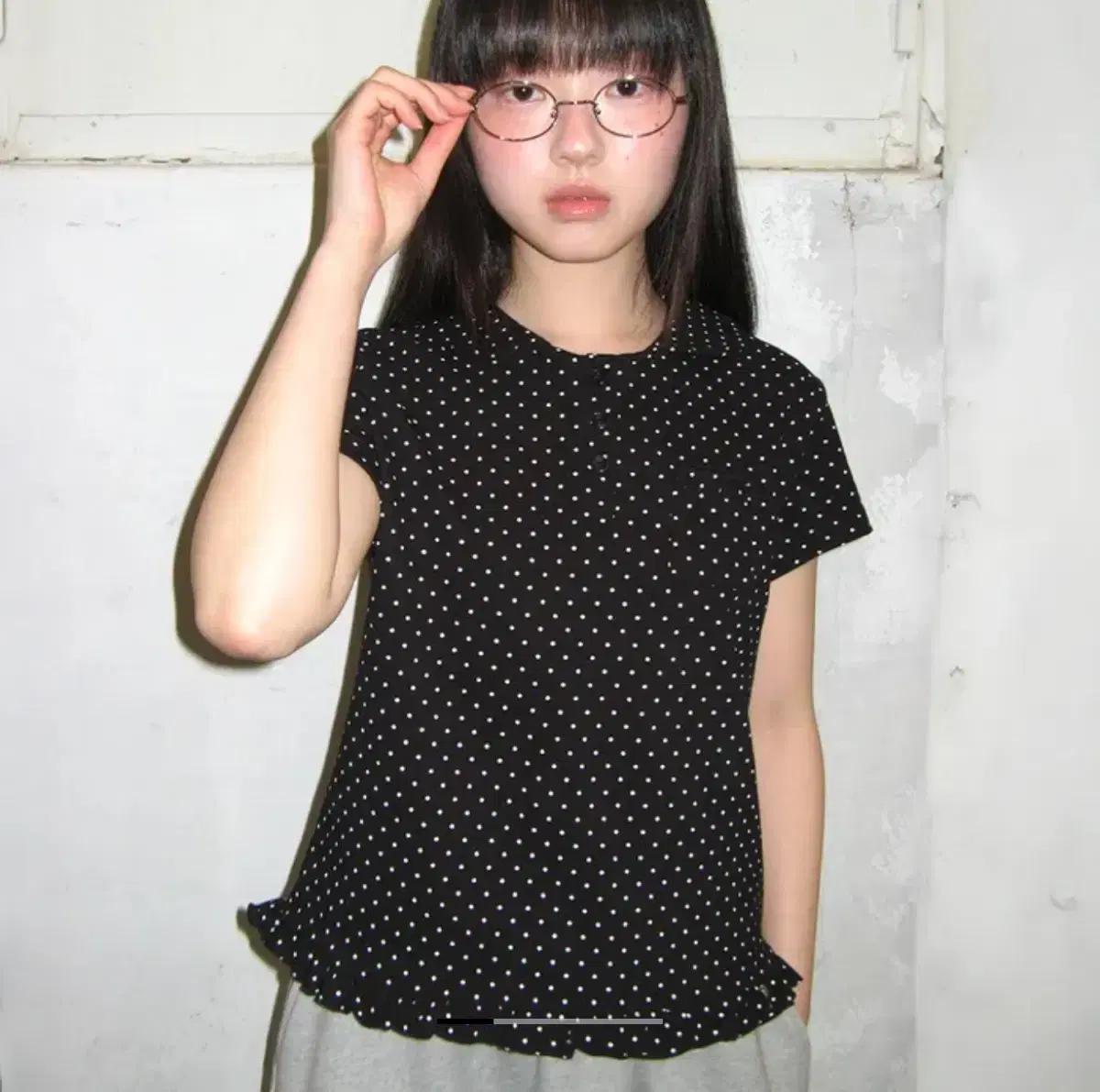 론론) 러플 라운드 카라 티셔츠 도트 블랙 <가격 내림>